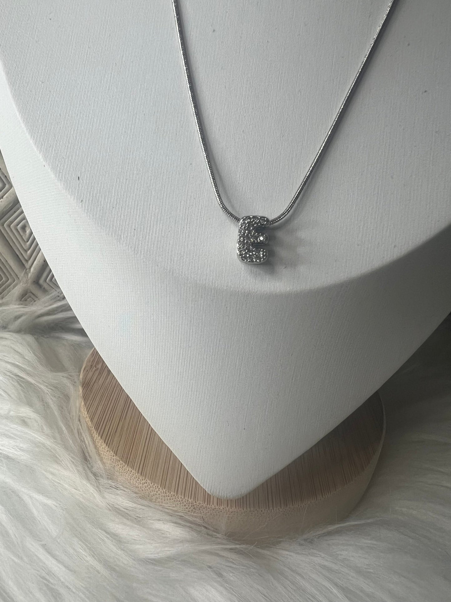 Collar Silver Glow “E”