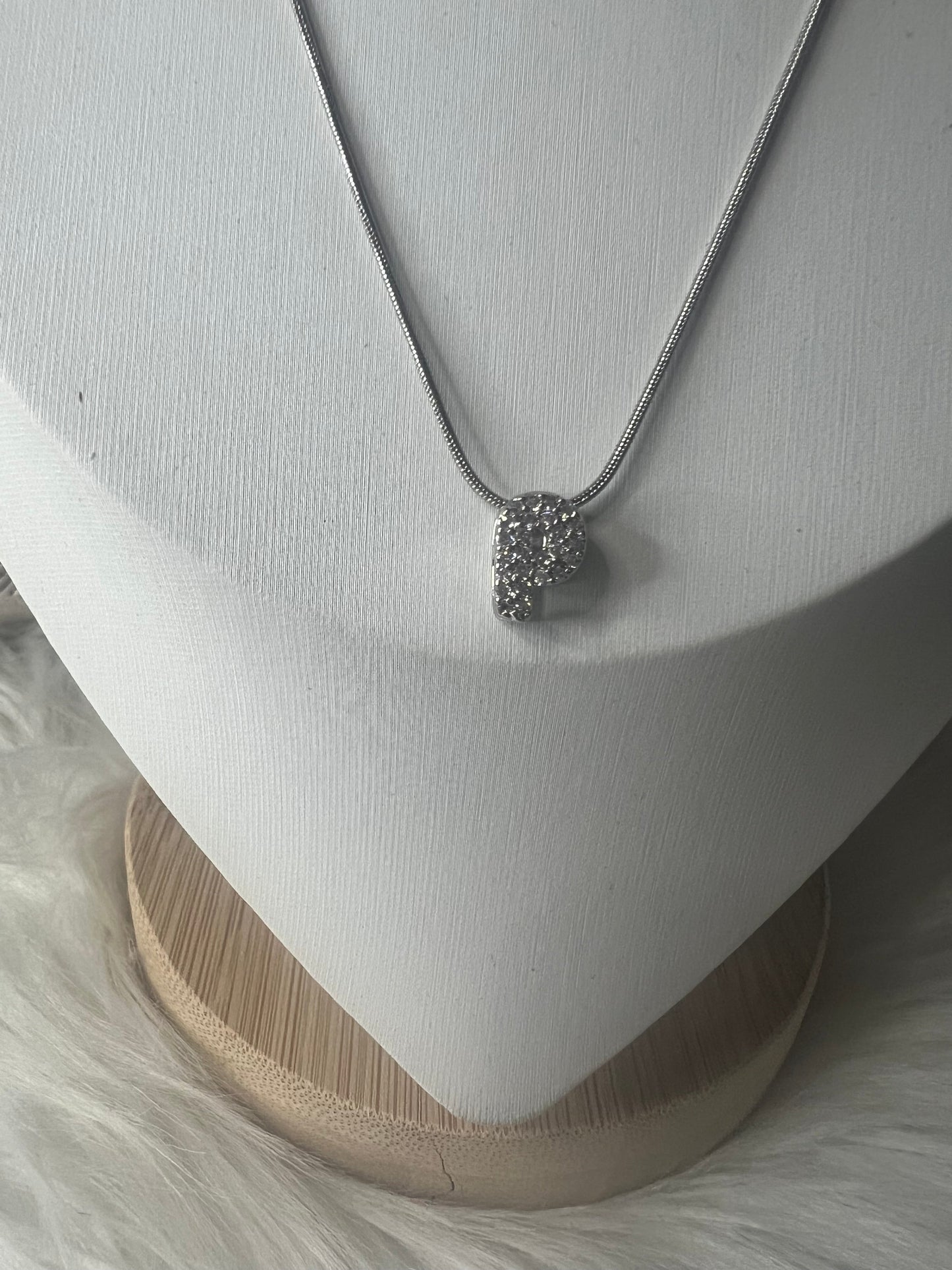 Collar Silver Glow “P”