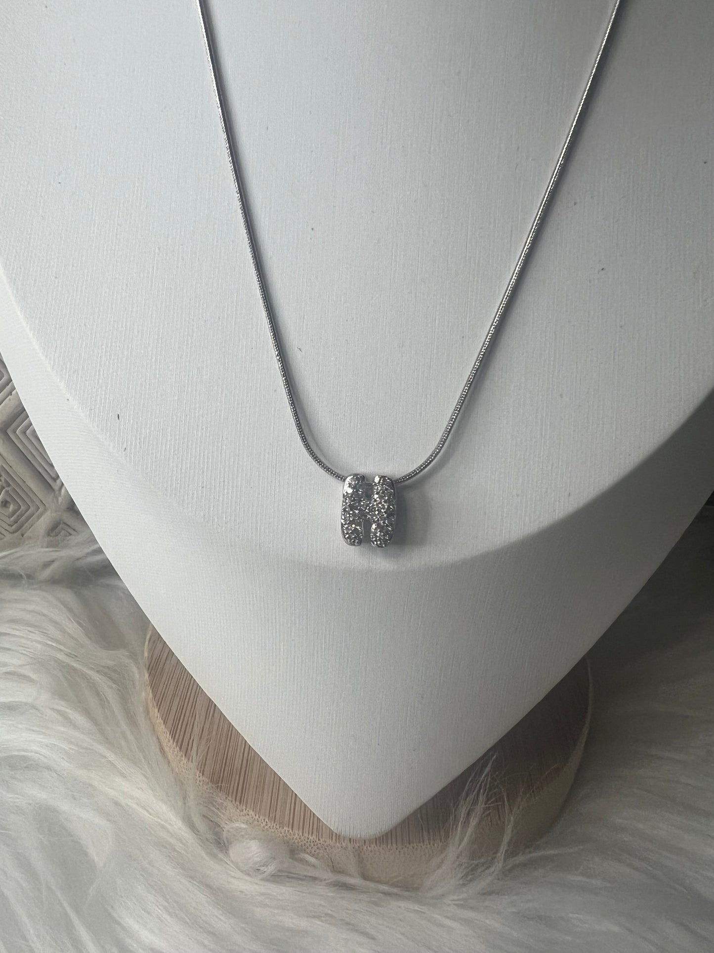 Collar Silver Glow “H”