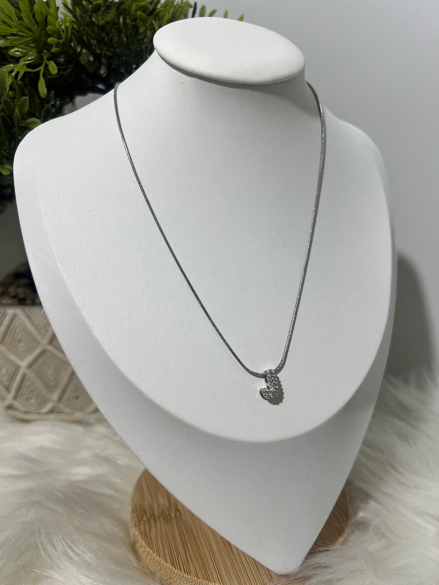 Collar Silver Glow “J”