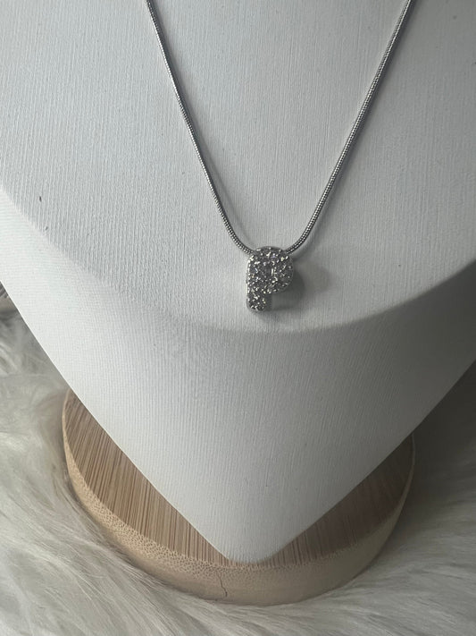 Collar Silver Glow “P”