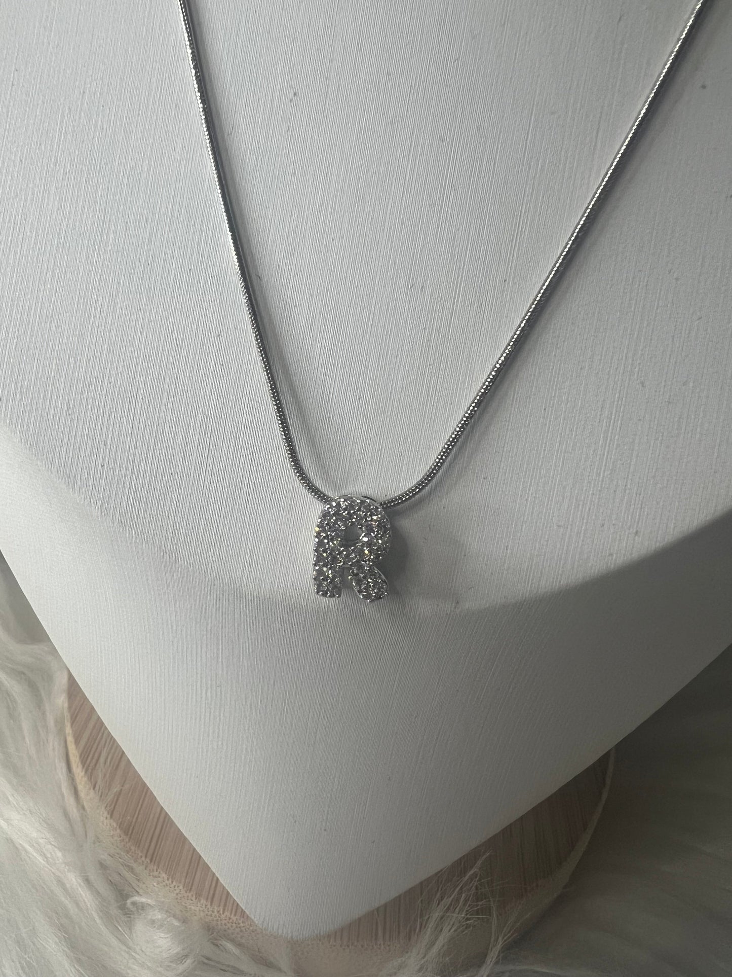Collar Silver Glow “R”