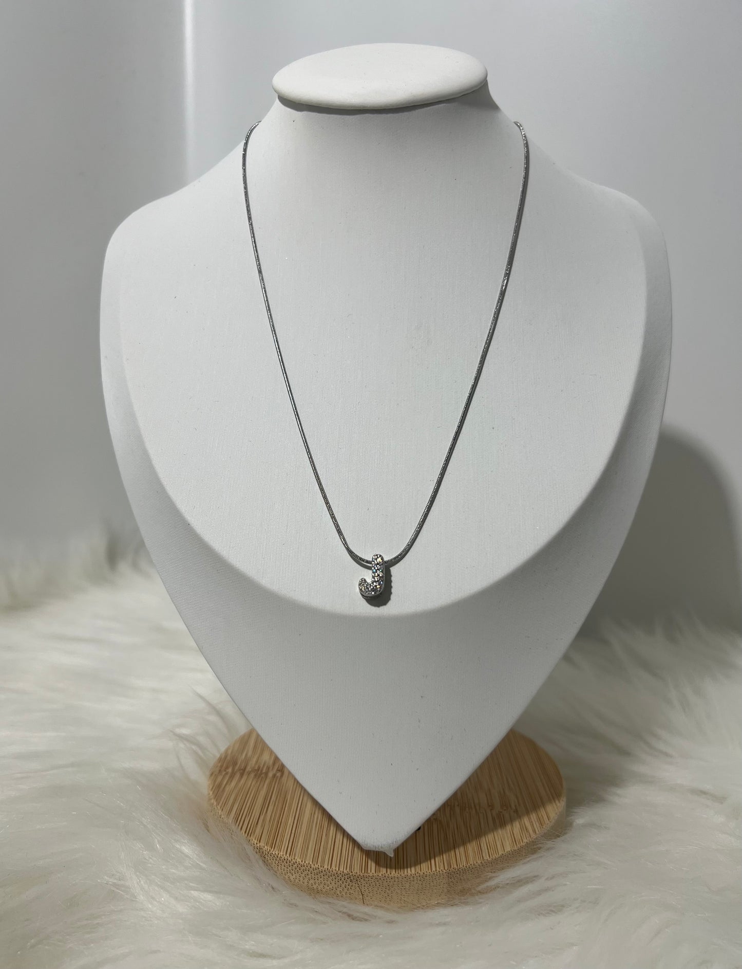 Collar Silver Glow “J”