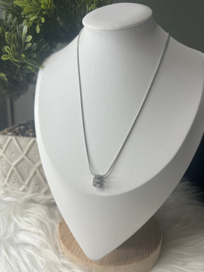 Collar Silver Glow “E”